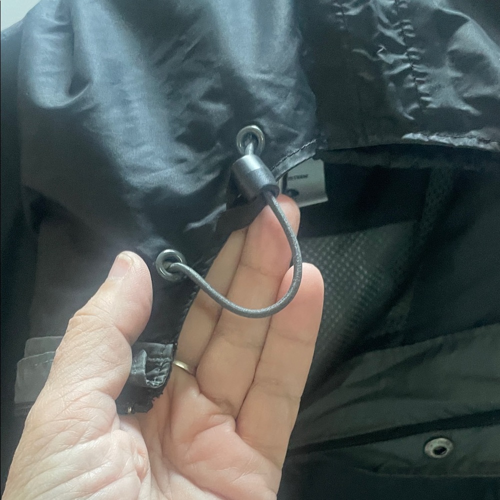 Summer Sale Markdown Columbia Men Black Hooded Raincoat Lgth 28”, Pit to Pit 24” - Picture 10 of 16